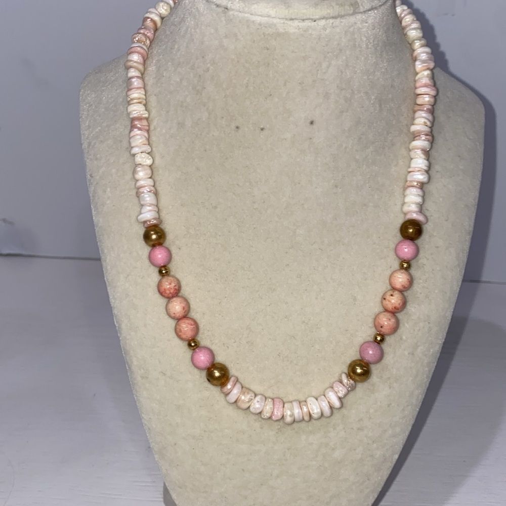 Vintage Conch Shell Round Bead Pink and White Beaded Necklace - Picture 10 of 11